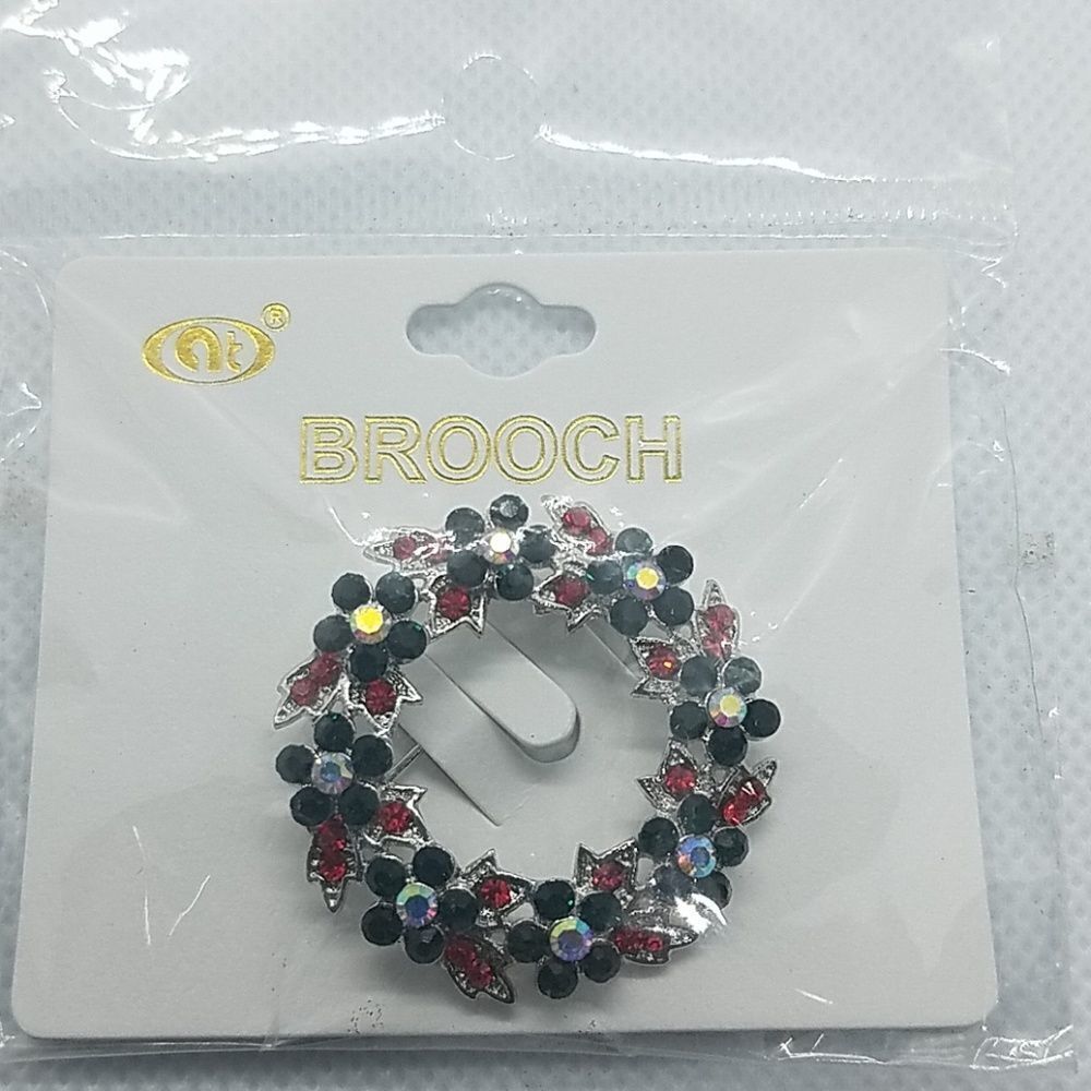 NWT Christmas Wreath Brooch